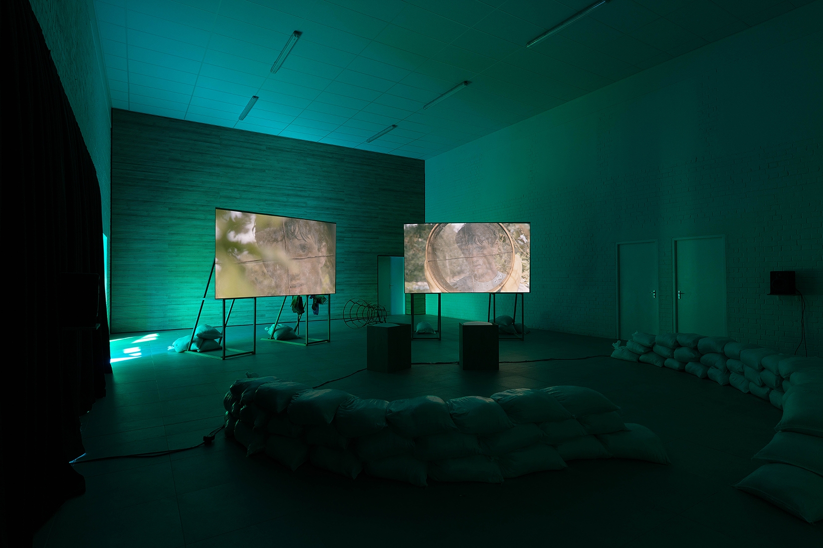 https://www.abrideswardt.com/files/gimgs/th-81_Installation view Abri de Swardt, Kammakamma (2022-2024), Synchronised two-channel projection, configurable screens, sand from Macassar Dunes, and costumes, 16’54 min 2a.jpg